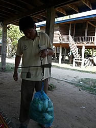 堆肥用の菜っ葉を計量中。