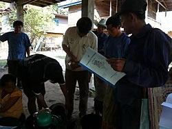 通りかかった人々も、ハンドブックを手に取り共に学び始めた。