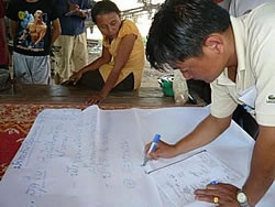 堆肥づくりのポイントを模造紙に書き出してレビュー。