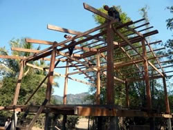 乾季になって村のあちこちで村の森の材を使った家の建設が進む