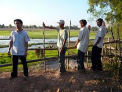 村内を案内する人々