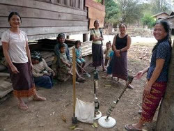 集まった数人が共に森へ向かう