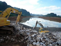 ナムトゥン2ダム建設に伴い進む河川工事