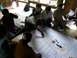 森林ボランティアの質問に応える村の女性