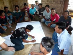 村の人達と語り森の状況を把握する森林ボランティア