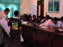 地図から分かることを語り合う森林ボランティア