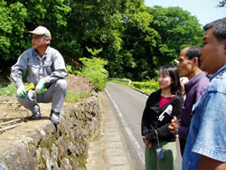 村全体が生活博物館。ビニールハウスを初めて見て、利用方法を尋ねる。