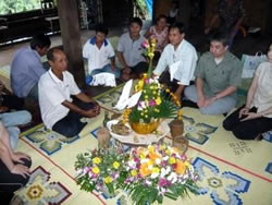 村で行われた伝統的儀式（バーシー）にて別れの挨拶