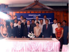 活動に当たってのラオス政府との調印式