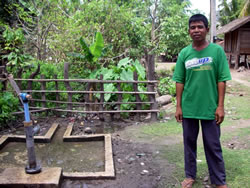 自分たちで直した深井戸の前で