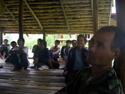 説明に聞き入る村人たち