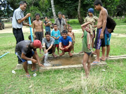 村人とともに井戸修理