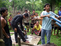 子どもたちも興味津々
