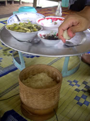 カオニャオ（モチ米）なくしてラオスの食事は始まらない