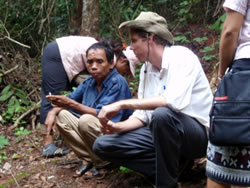 森に詳しい村人に、林産物について、聞き取りをする
