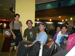 グレン、ペッダワンと他の参加者（空港にて）