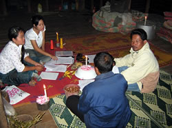 ろうそくの火の元、夜も続けれられた調査