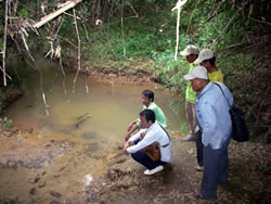 村を実際に歩くことが重要（村にある水源の確認を行っている