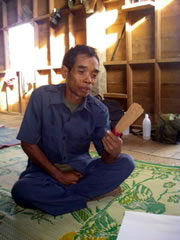 村人が手に持っているのが、ヤンボンが加工されて商品となった線香。