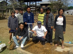 壊れていた井戸の補修を行った。直った井戸で記念撮影