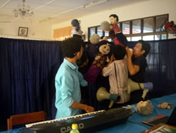 人形を使って、どうやって演じるか、皆必死。