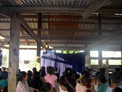 村での人形劇には多くの人が楽しみながら、観覧