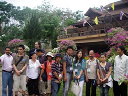 アジアにおける村人の森の問題について、皆で情報交換を行なった。（右から2人目が森林担当のペッダワン）