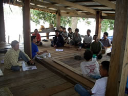 10年以上に渡って米銀行を運営してきた村の成功体験に聞き入るＰ村の村人たち