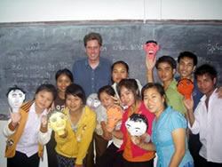 自分たちで作った人形の出来映えに満足。この後、服などを着せる。