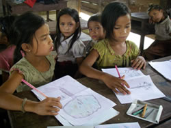 森の絵を描くこどもたち