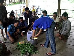 液肥作りの様子を覗き込む村人。