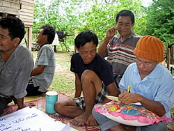 熱心にメモを取る参加者。