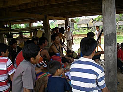 ケンデン村の住民が、魚保護地区の規則について話し合いの場を持った。