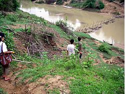 ケンデン村の住民が、JVC森林チームのスタッフを彼らの魚保護地区へ案内した。