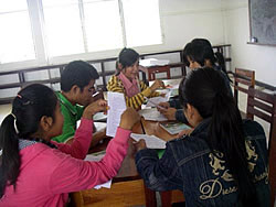 ブルー族の若者グループの関係者は、人形劇の進め方に関しての準備をした。