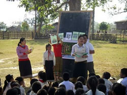 絵や写真を多用し、子どもたちの参加を重視した