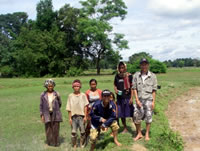 田植えに参加の村人、スタッフで記念撮影