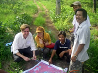 村人とともに航空写真と実際の村を照らし合わせる