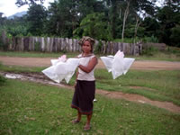 稚魚の配布を受けた女性 