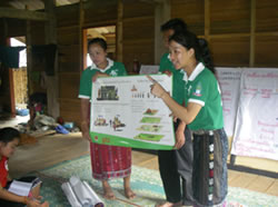 村人に土地に付随する権利を指導する「CLEプログラム」のメンバー