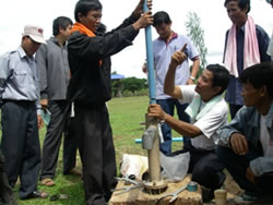実地研修に汗を流す参加者
