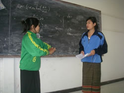 練習中の若者たち