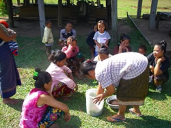 液肥の作り方を説明する講師役の村人