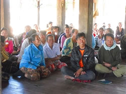 関心を反映してか、多くの村人が参加した新規村候補との話し合い