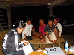 調査は夜間にも行われた