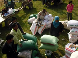 米の返却に集まった村人