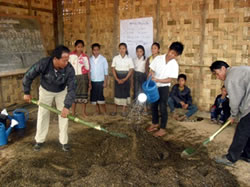 先生と生徒、力を合わせての堆肥作り