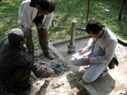 故障の状態や必要な部品の聞き取りをするスタッフ