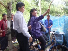 政府行政官もノリノリ