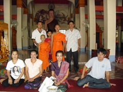 本堂で記念撮影